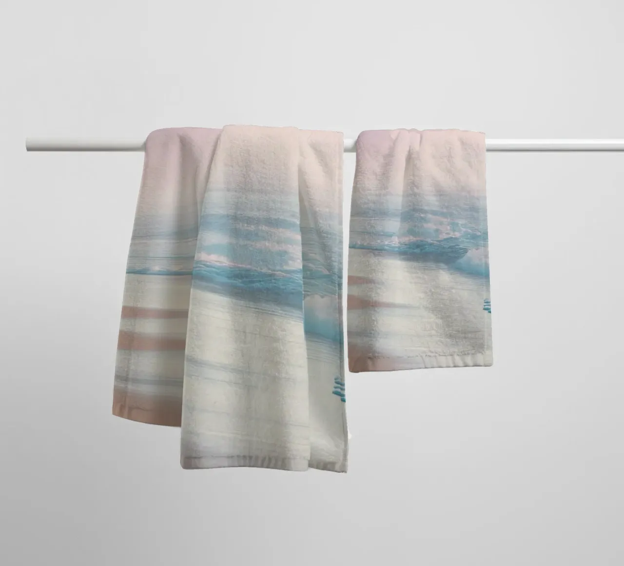 Scogliere costiere e spiaggia al tramonto in colori pastello asciugamano da bagno da Indigo Tides Art