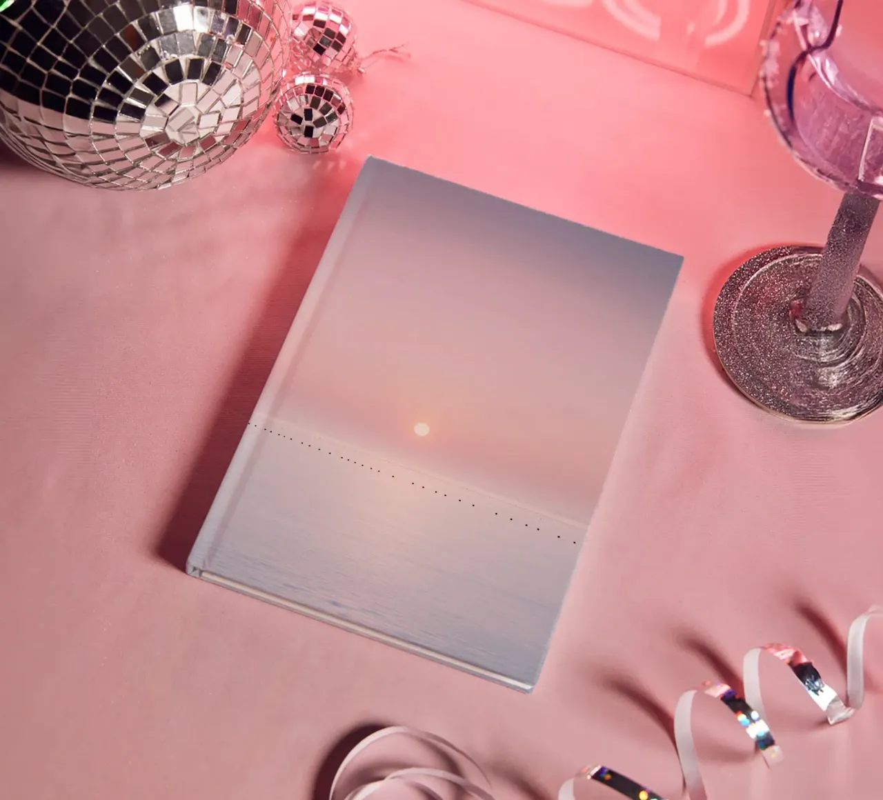 Orizzonte oceanico minimalista con tramonto rosa diario da Indigo Tides Art