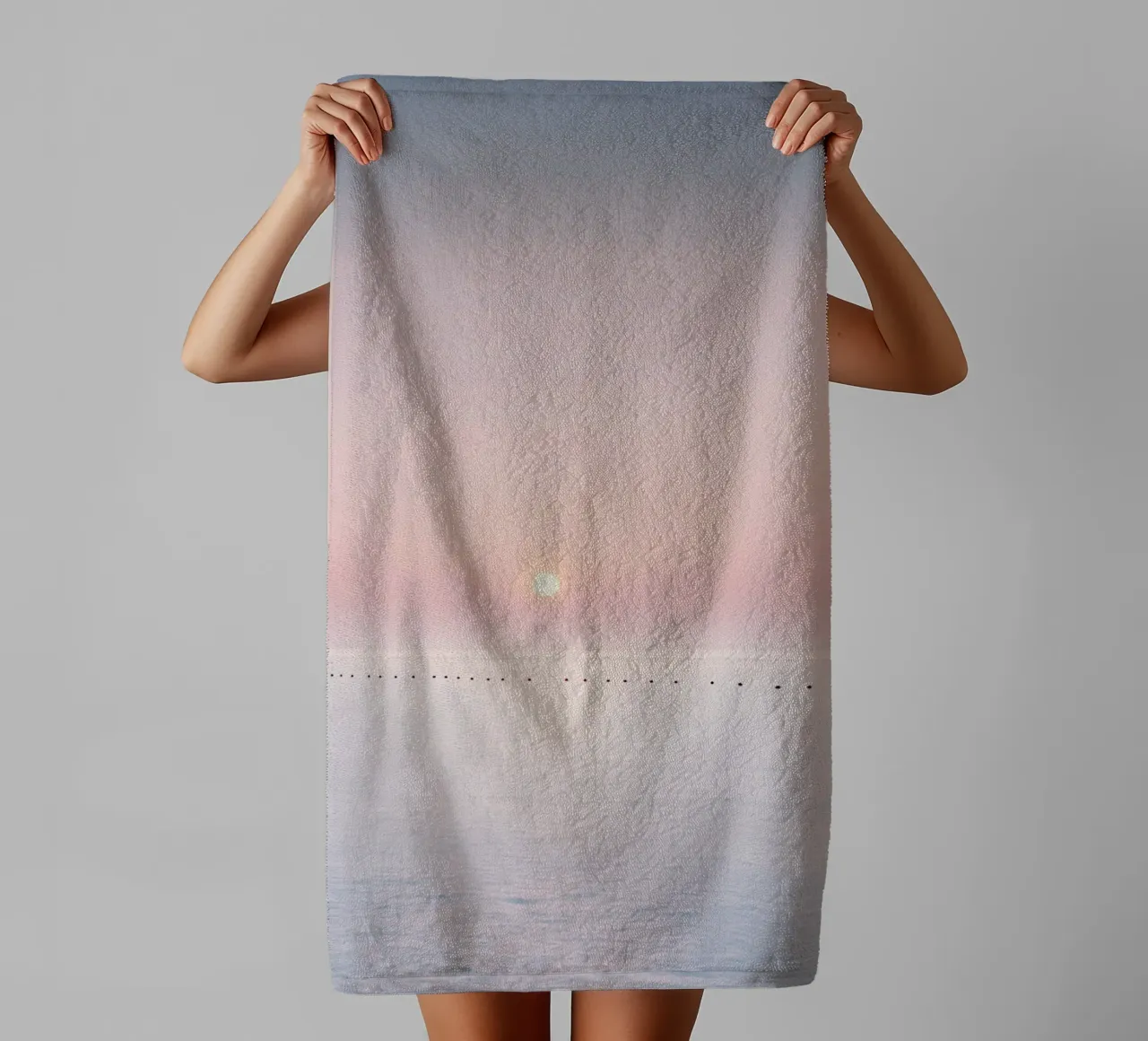 Orizzonte oceanico minimalista con tramonto rosa asciugamano da bagno da Indigo Tides Art