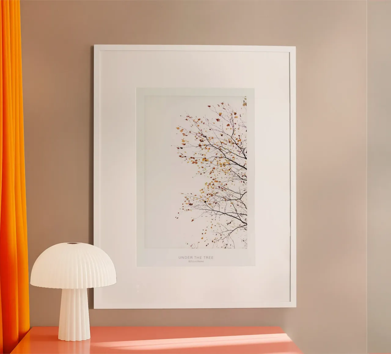 Under the Tree Betula Ermannii 2 - Blätterspiel im Herbst poster con telaio in legno da Monika Strigel