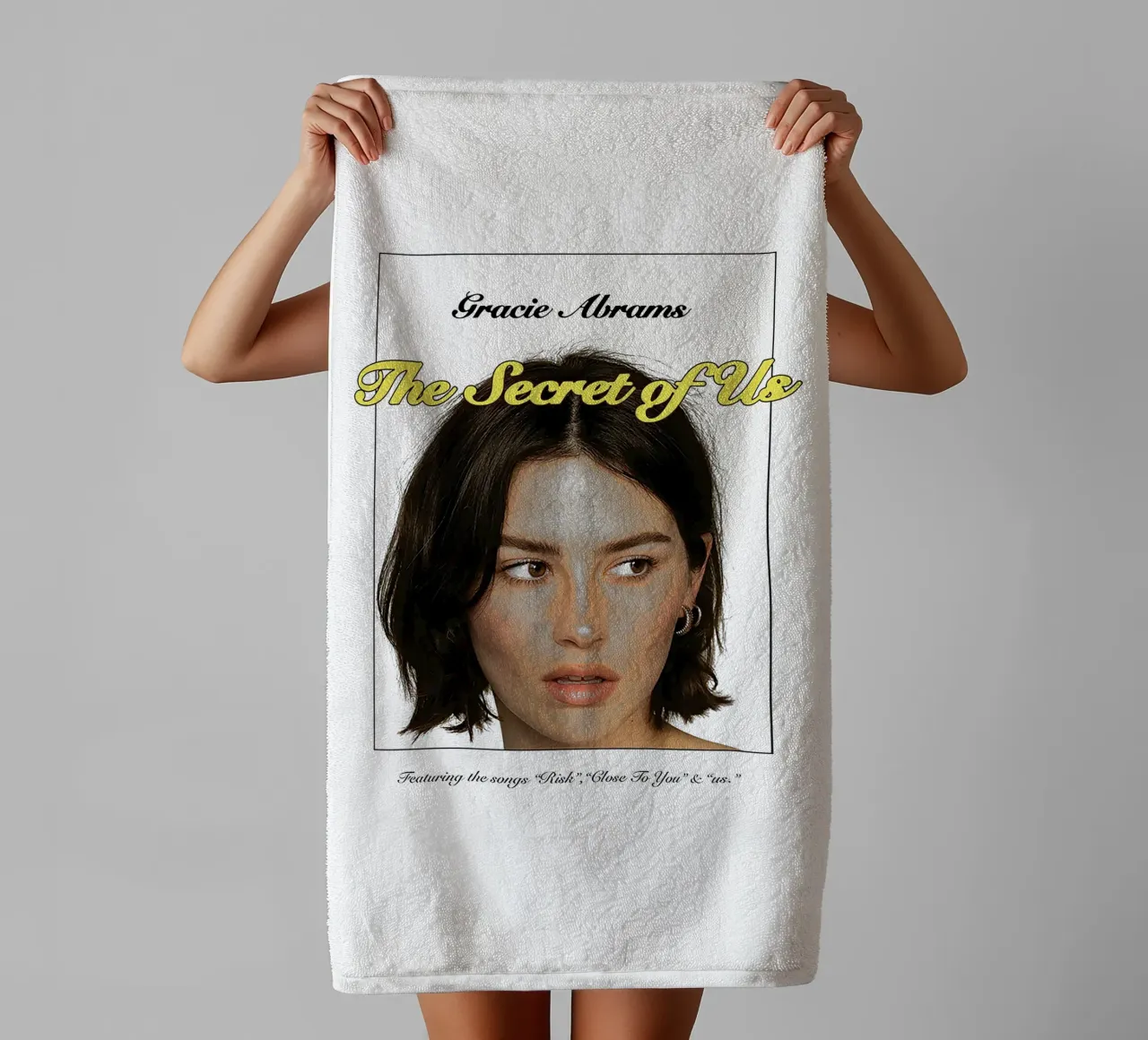 The Secret of Us – Gracie Abrams asciugamano da bagno da Attaboy Dsgn