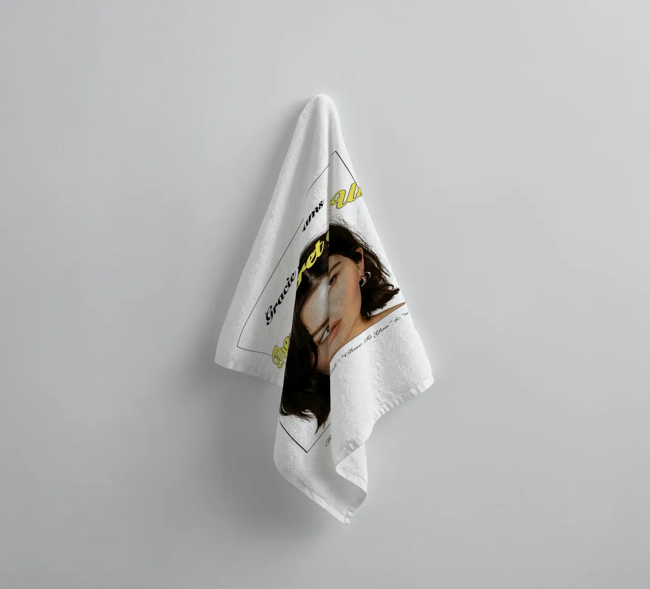 The Secret of Us – Gracie Abrams asciugamano da bagno da Attaboy Dsgn