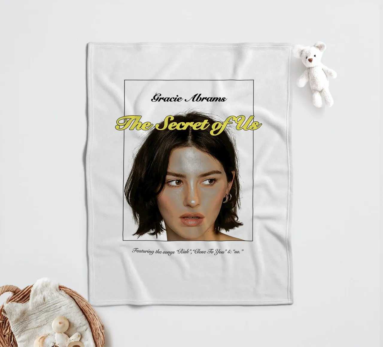 The Secret of Us – Gracie Abrams coperta in pile da Attaboy Dsgn