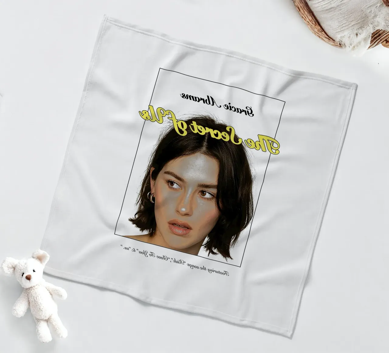 The Secret of Us – Gracie Abrams coperta in pile da Attaboy Dsgn