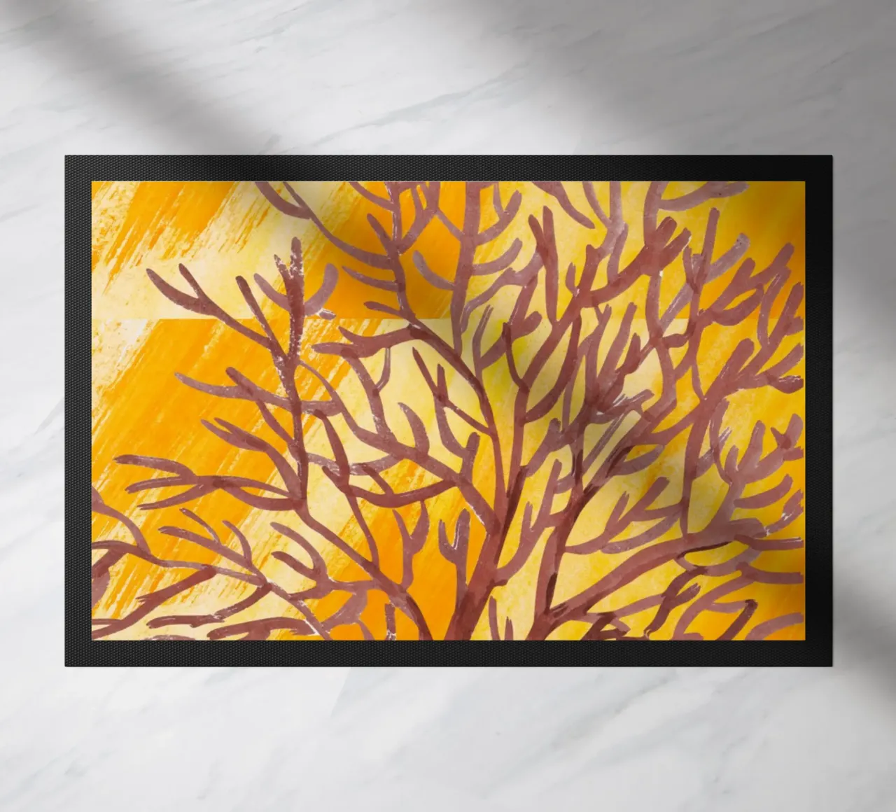 Senfgelbe Pinselstriche mit botanischem Akzent Fußmatte von StrindesignStudio