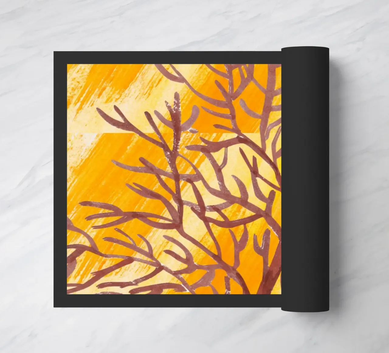 Senfgelbe Pinselstriche mit botanischem Akzent Fußmatte von StrindesignStudio