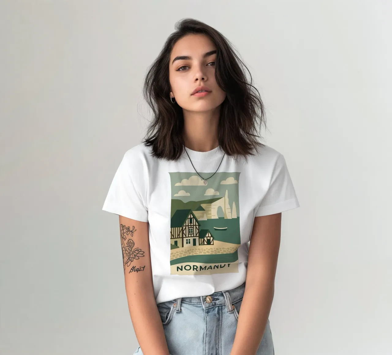 Normandy - An der Flanke der Klippen, mit Blick auf das Meer T-Shirt von JETLAG | affiches voyage
