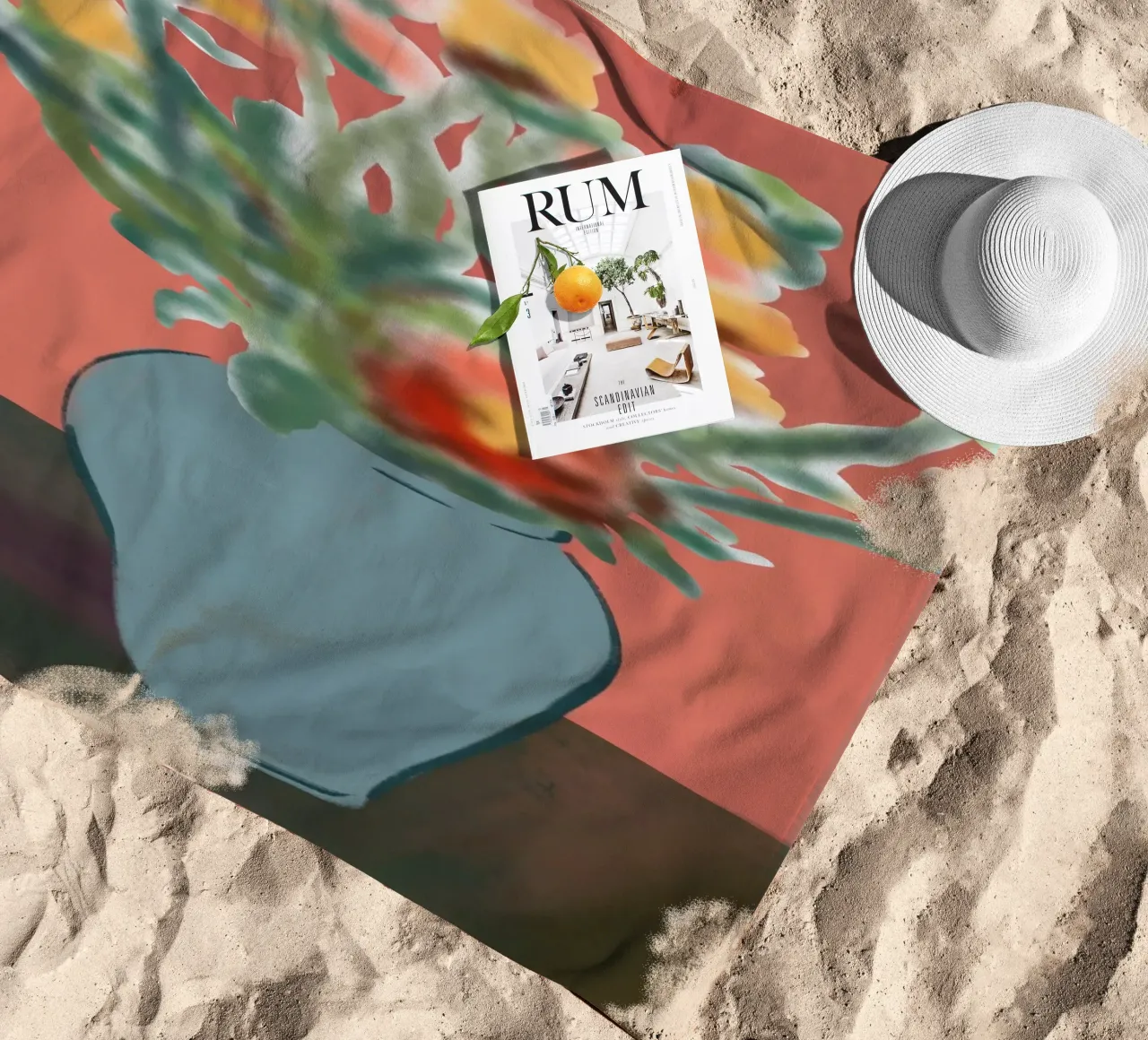 Blumenvase mit rosa Hintergrund Strandtuch von Little Dean