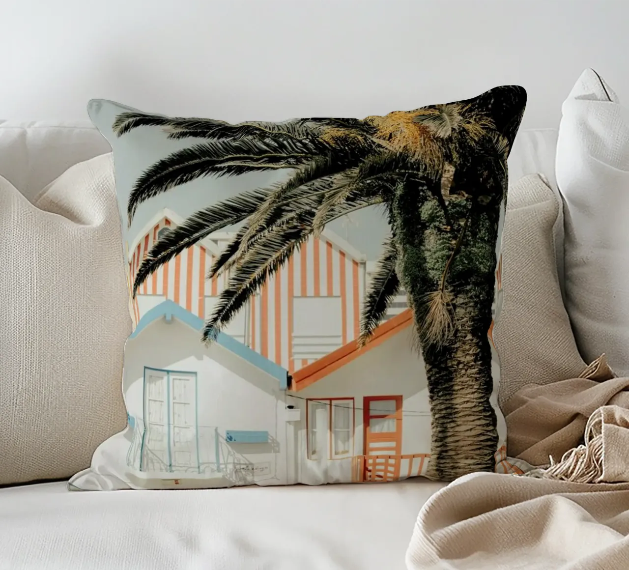 Case da spiaggia a strisce di palme cuscino da Ingrid Beddoes