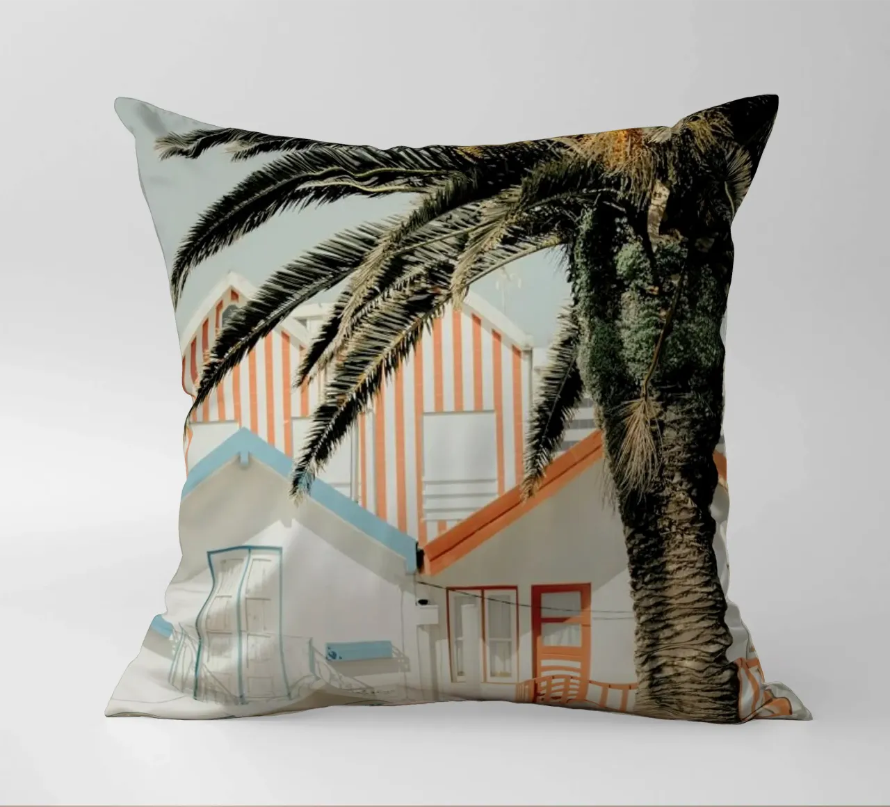 Case da spiaggia a strisce di palme cuscino da Ingrid Beddoes