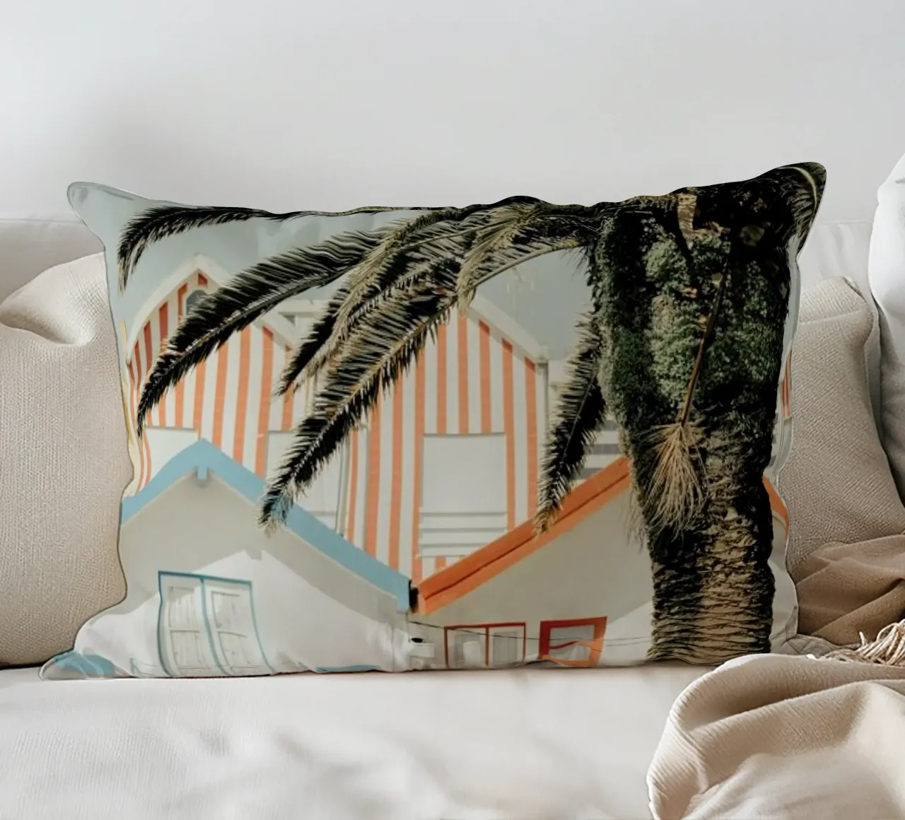 Case da spiaggia a strisce di palme cuscino da Ingrid Beddoes