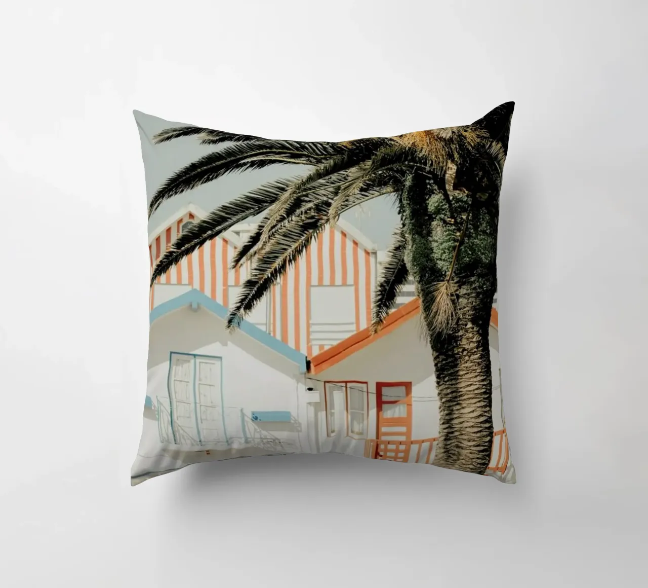 Case da spiaggia a strisce di palme cuscino da Ingrid Beddoes