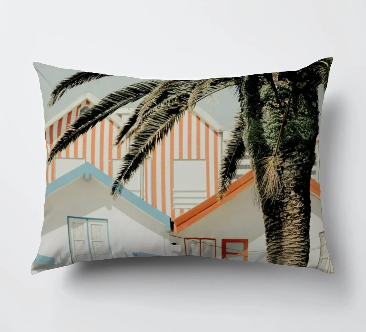 Case da spiaggia a strisce di palme cuscino da Ingrid Beddoes