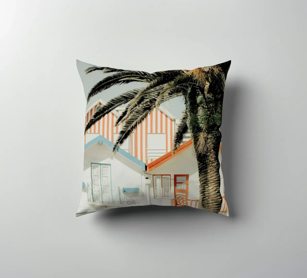 Case da spiaggia a strisce di palme cuscino da Ingrid Beddoes