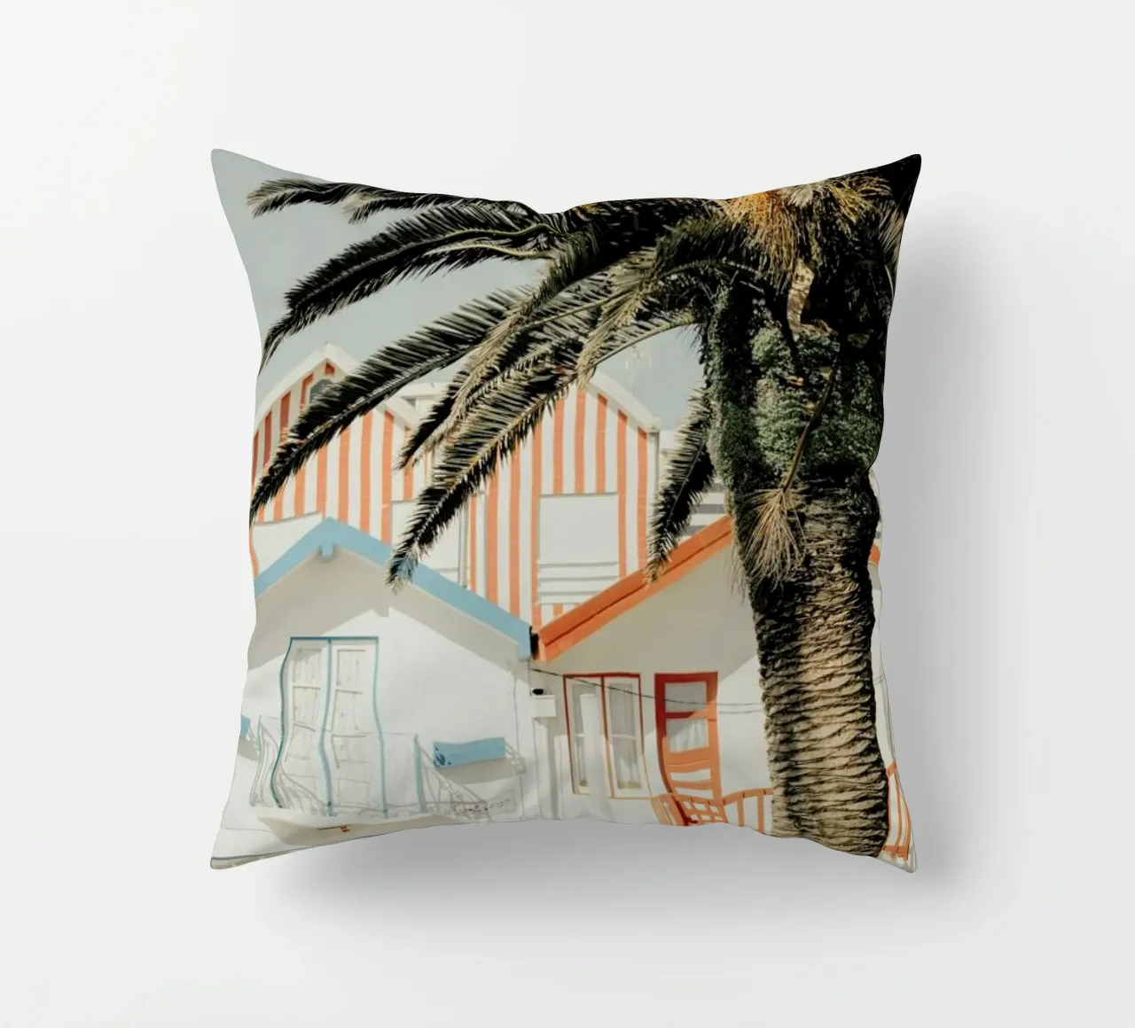 Case da spiaggia a strisce di palme cuscino da Ingrid Beddoes
