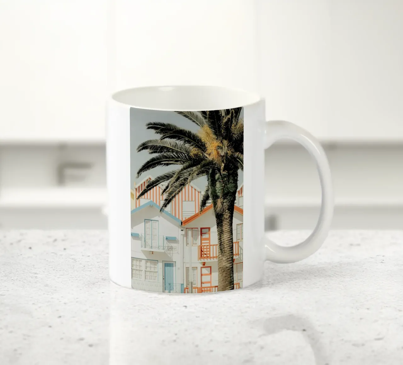 Case da spiaggia a strisce di palme tazza in ceramica da Ingrid Beddoes