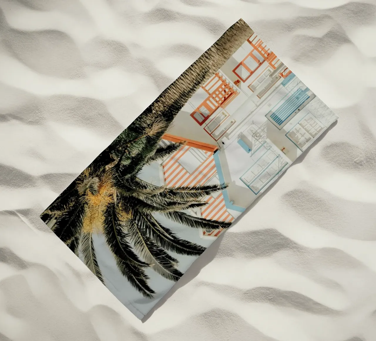 Case da spiaggia a strisce di palme telo mare da Ingrid Beddoes