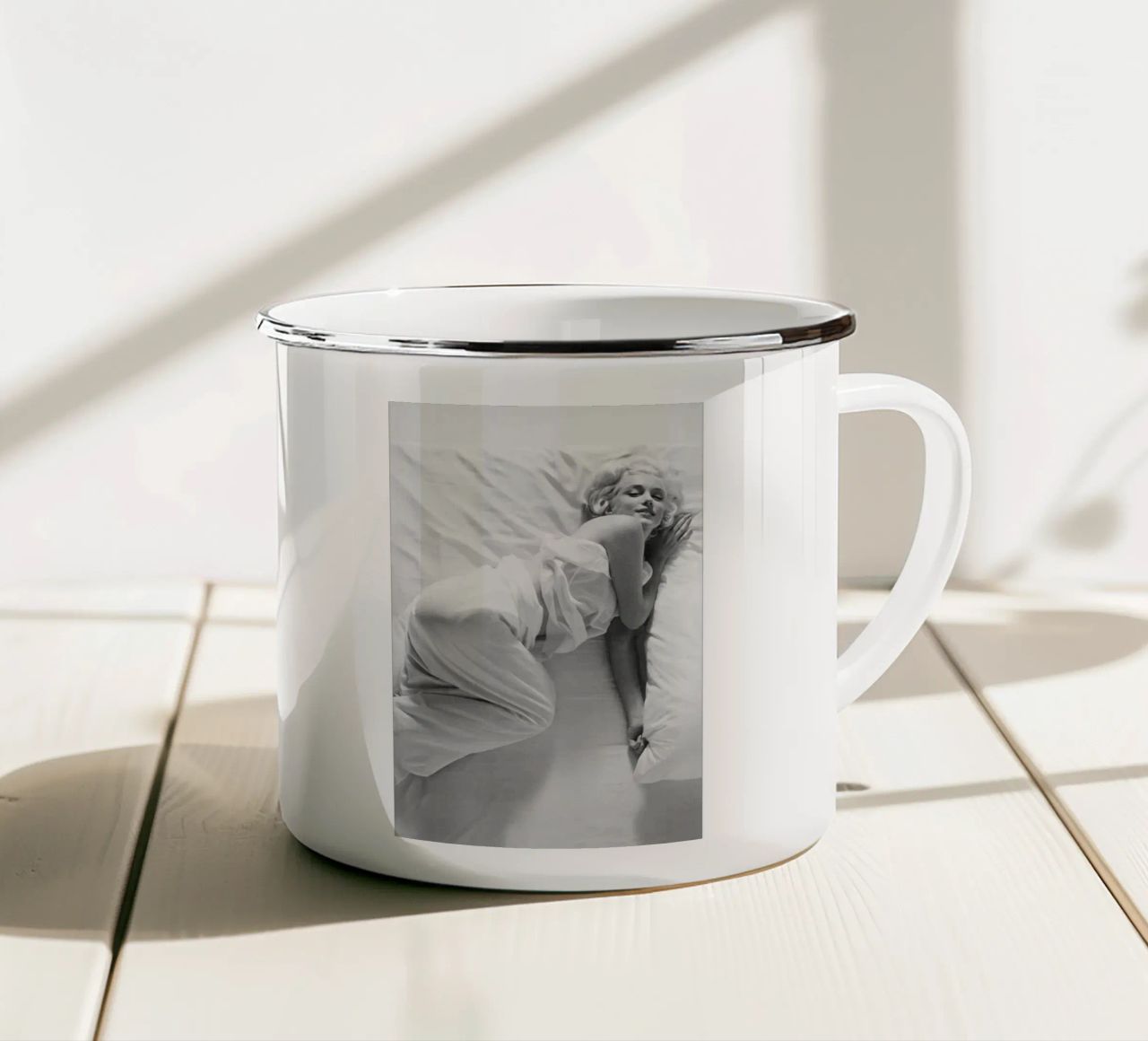 Godetevi il letto tazza in smalto da Cosmos Studio
