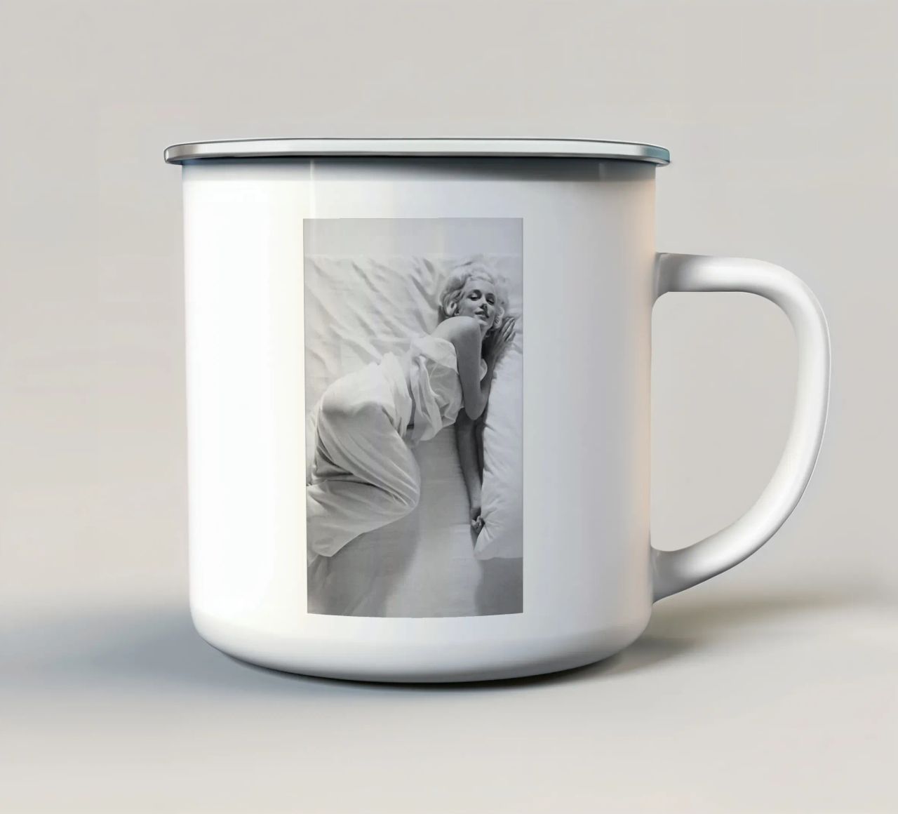 Godetevi il letto tazza in smalto da Cosmos Studio