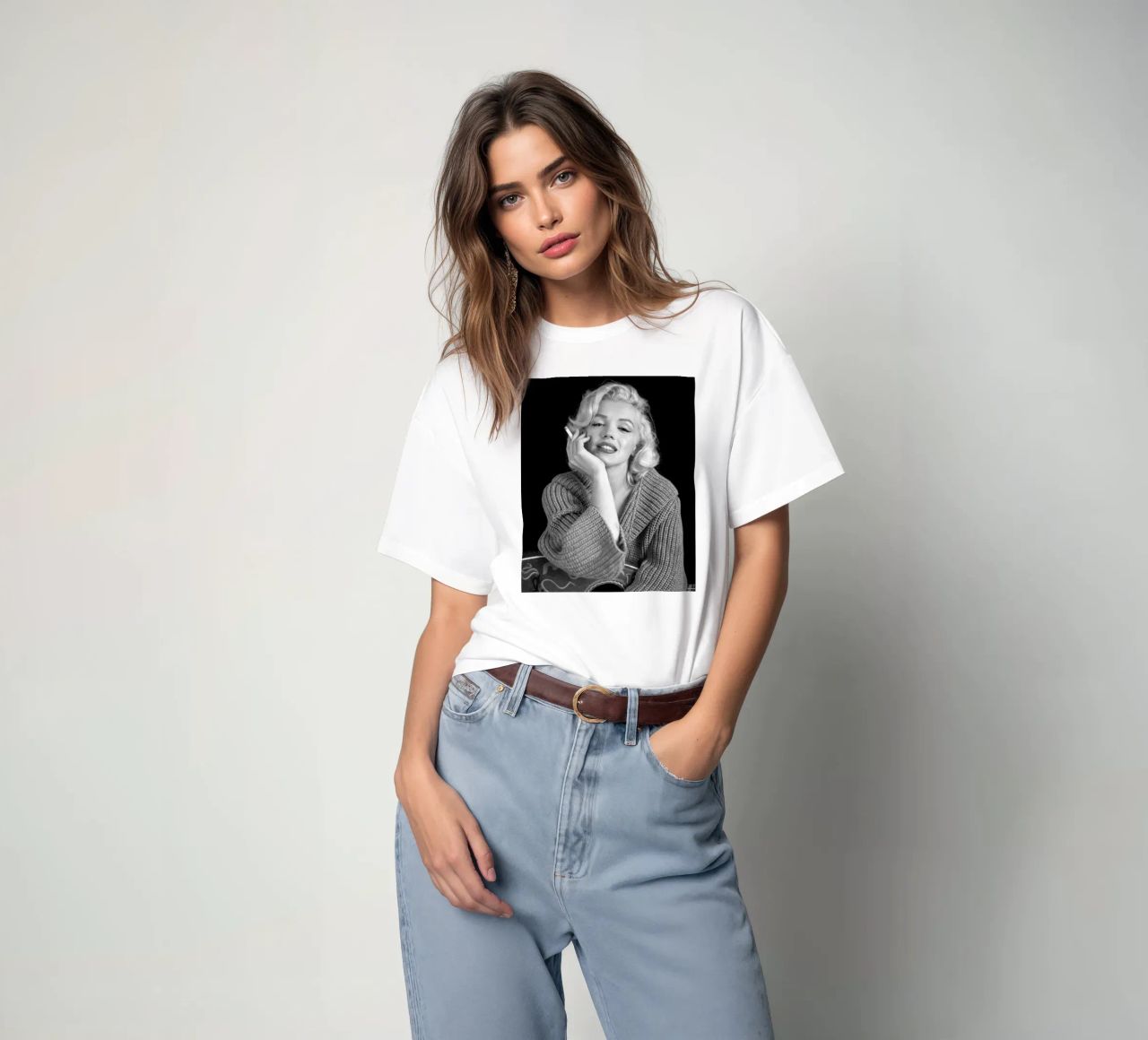 Ragazza e sigaro t-shirt da Cosmos Studio