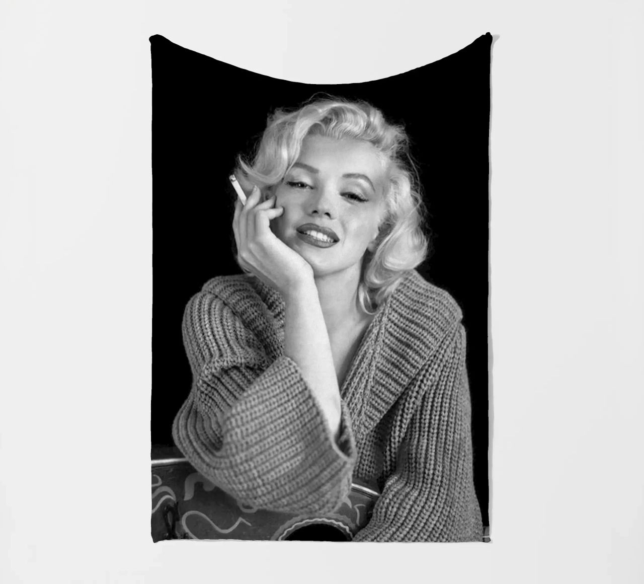 Ragazza e sigaro coperta in pile da Cosmos Studio
