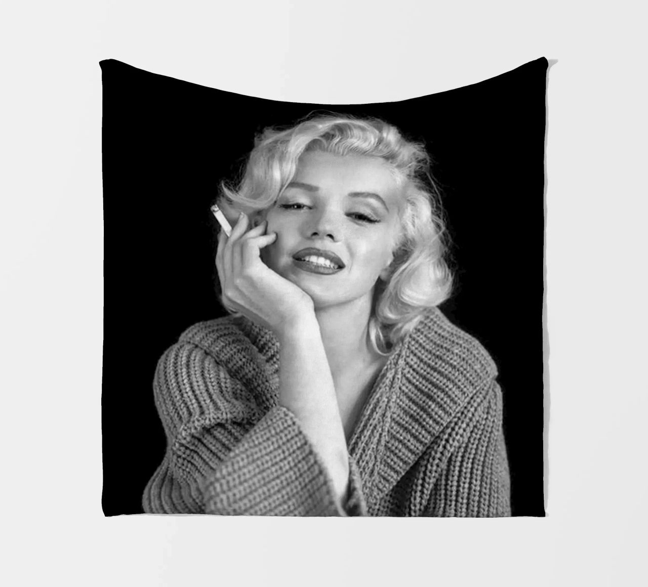 Ragazza e sigaro coperta in pile da Cosmos Studio