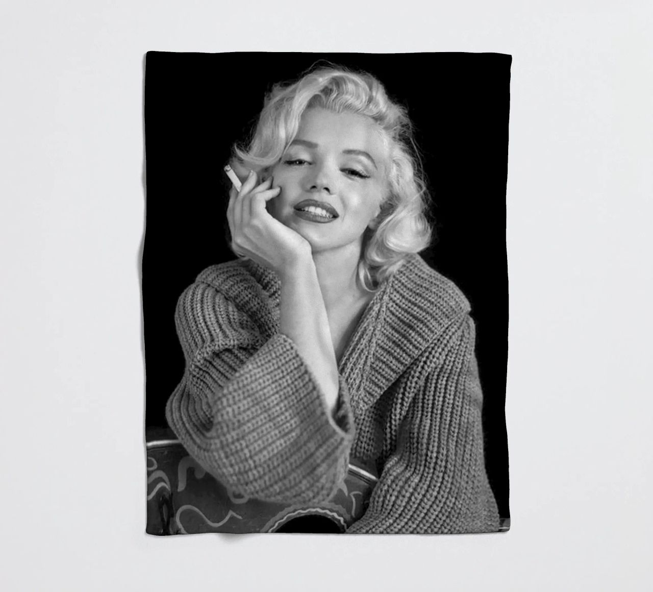 Ragazza e sigaro coperta in pile da Cosmos Studio