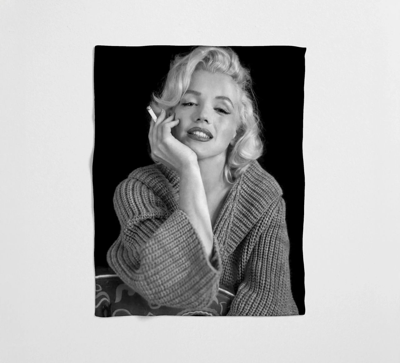 Ragazza e sigaro coperta in pile da Cosmos Studio