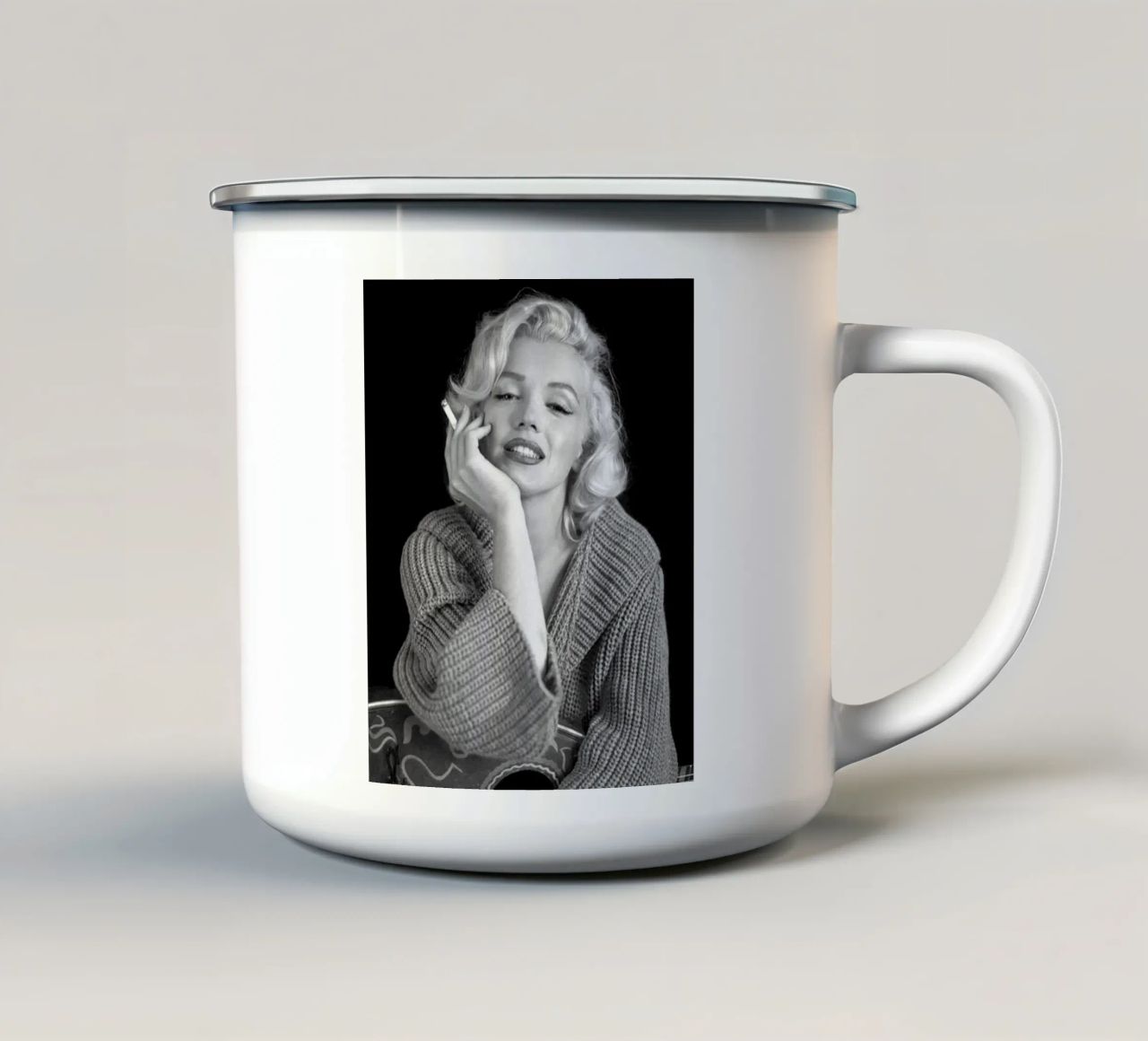 Ragazza e sigaro tazza in smalto da Cosmos Studio