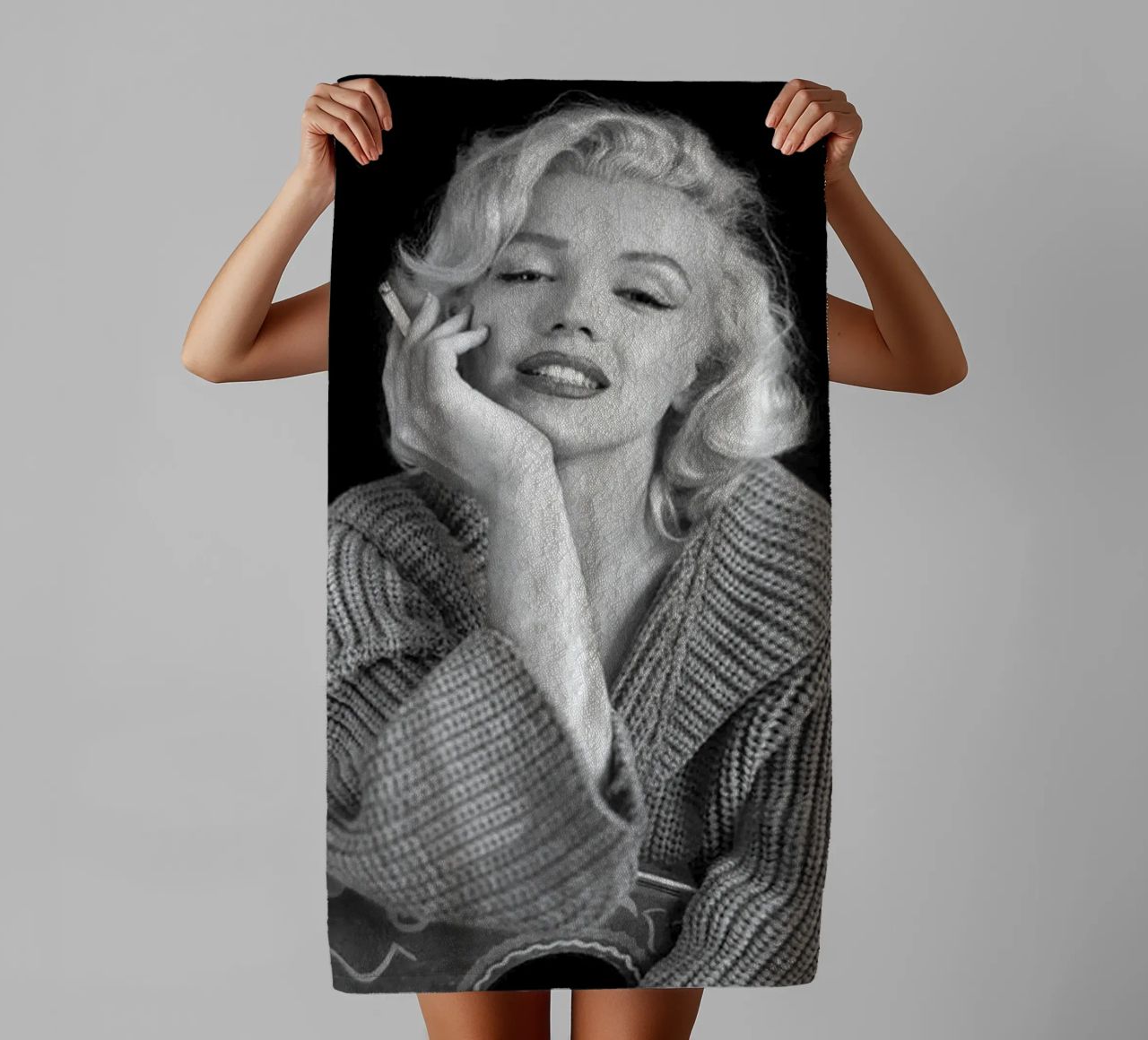 Ragazza e sigaro asciugamano da bagno da Cosmos Studio