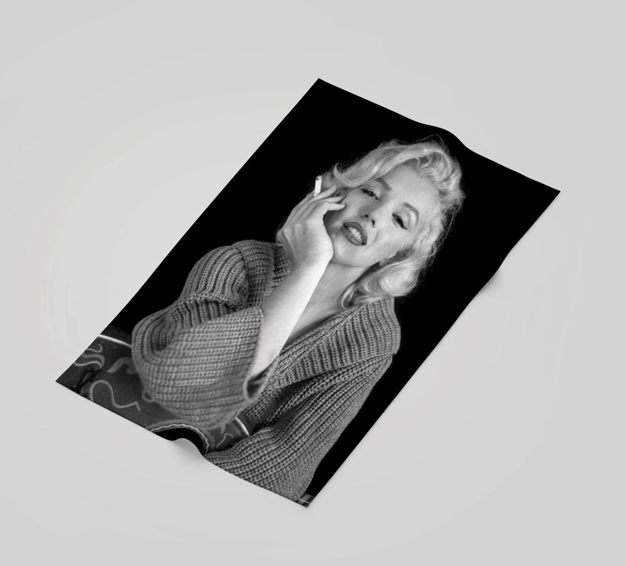 Ragazza e sigaro telo mare da Cosmos Studio