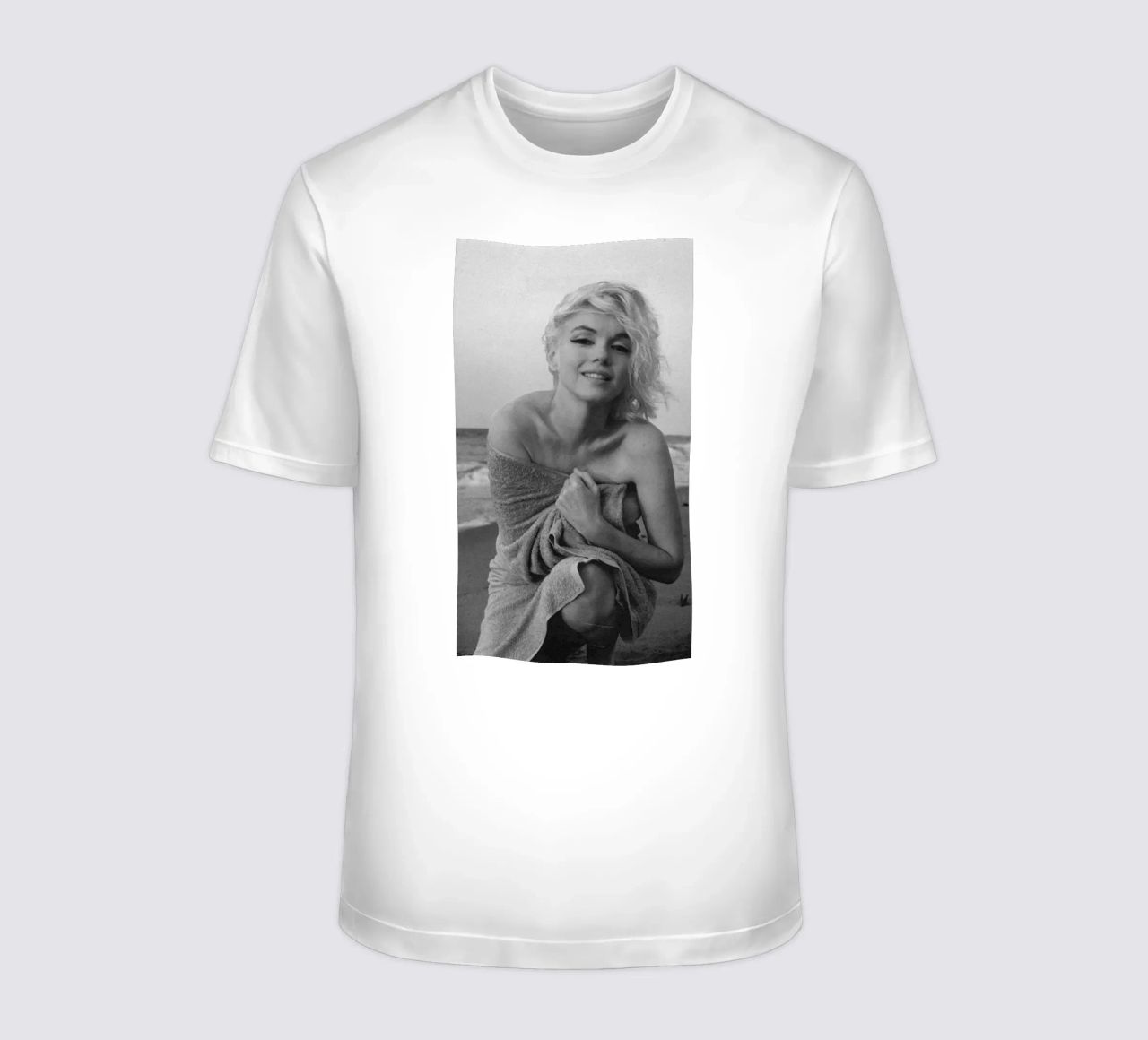 Ragazza in spiaggia t-shirt da Cosmos Studio