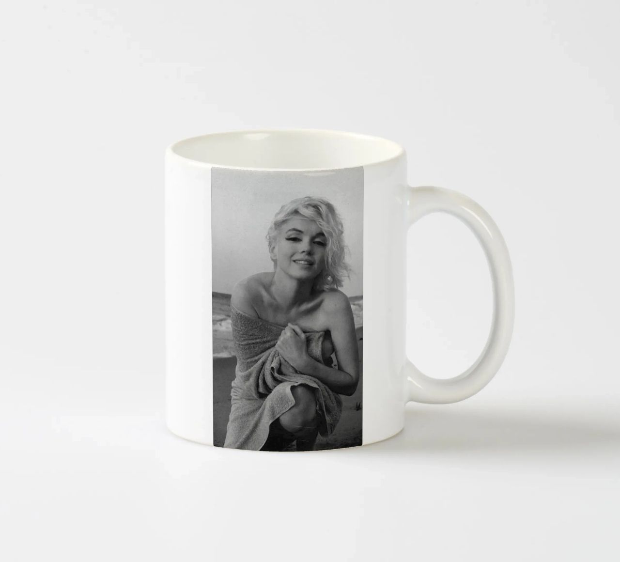 Ragazza in spiaggia tazza in ceramica da Cosmos Studio