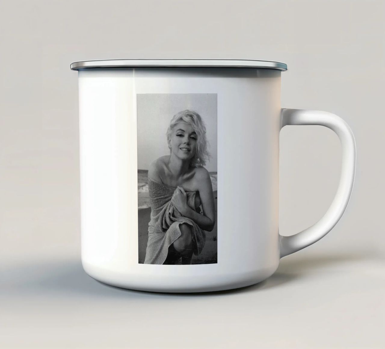 Ragazza in spiaggia tazza in smalto da Cosmos Studio