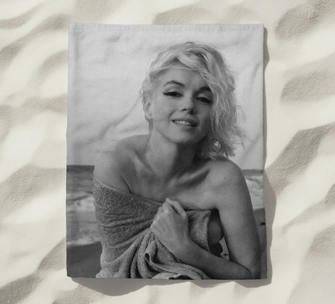 Ragazza in spiaggia telo mare da Cosmos Studio