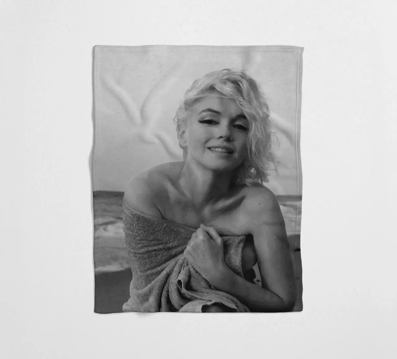 Ragazza in spiaggia coperta in pile da Cosmos Studio