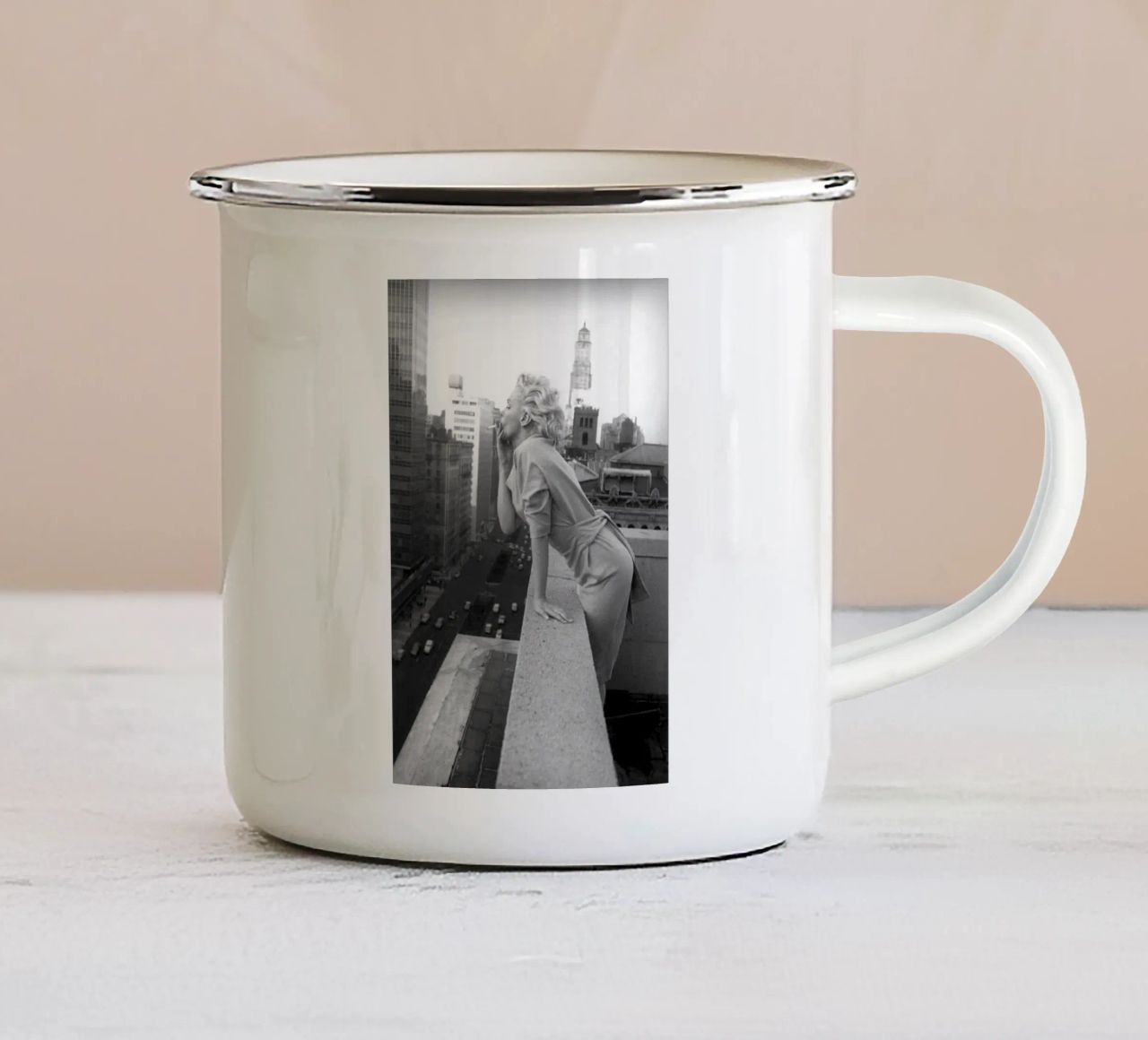 Marilyn in albergo tazza in smalto da Cosmos Studio