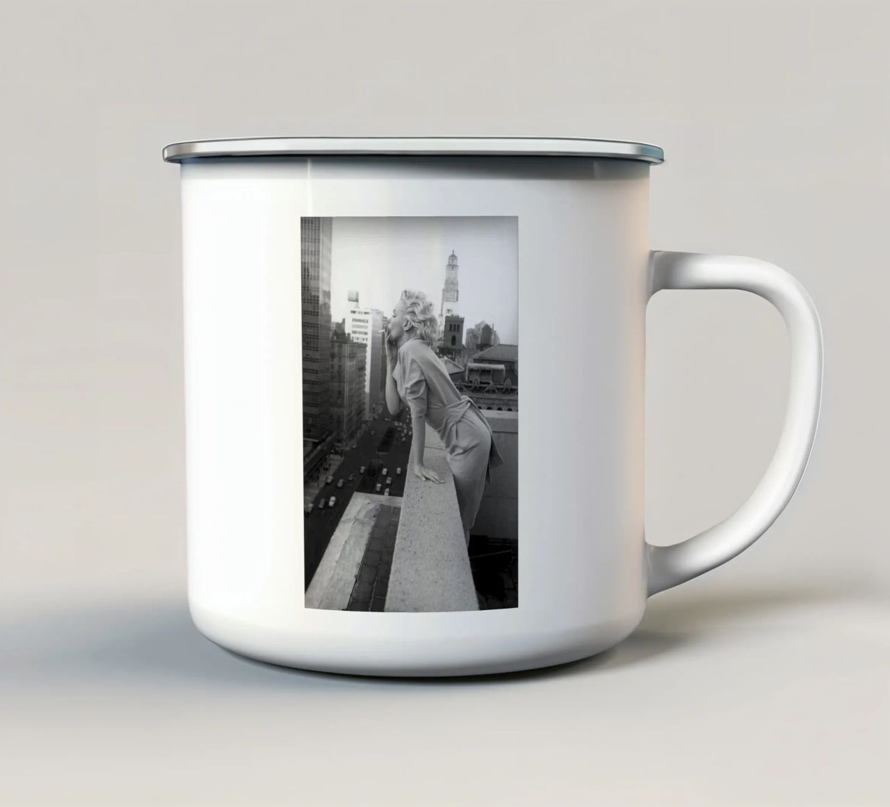 Marilyn in albergo tazza in smalto da Cosmos Studio