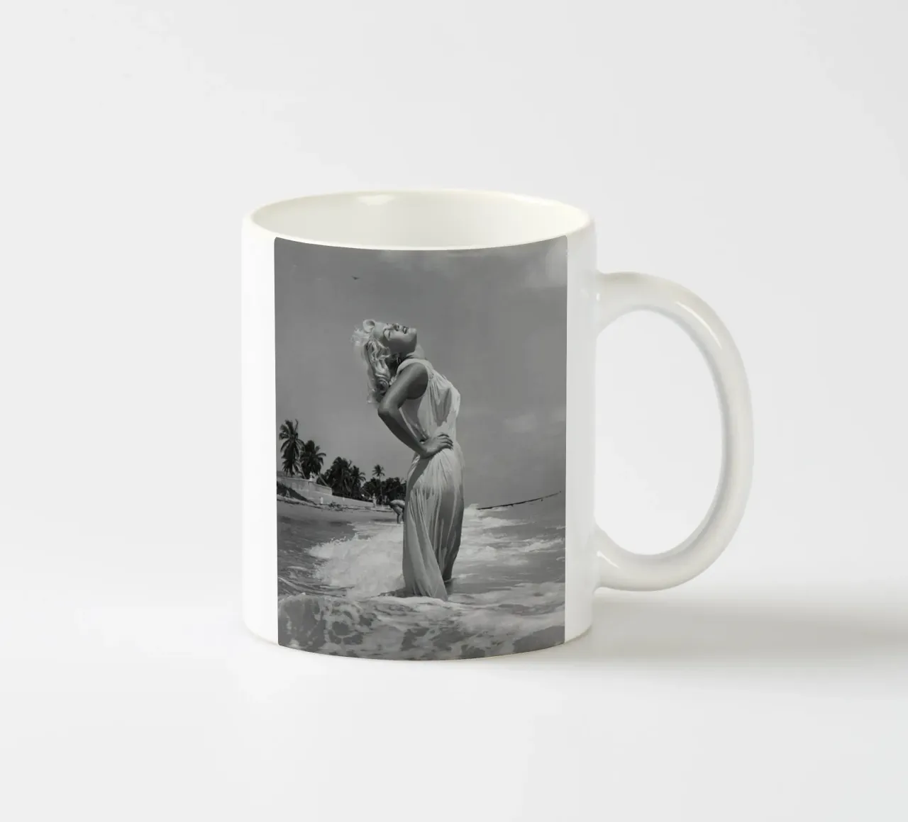 Ragazza da spiaggia tazza in ceramica da Cosmos Studio