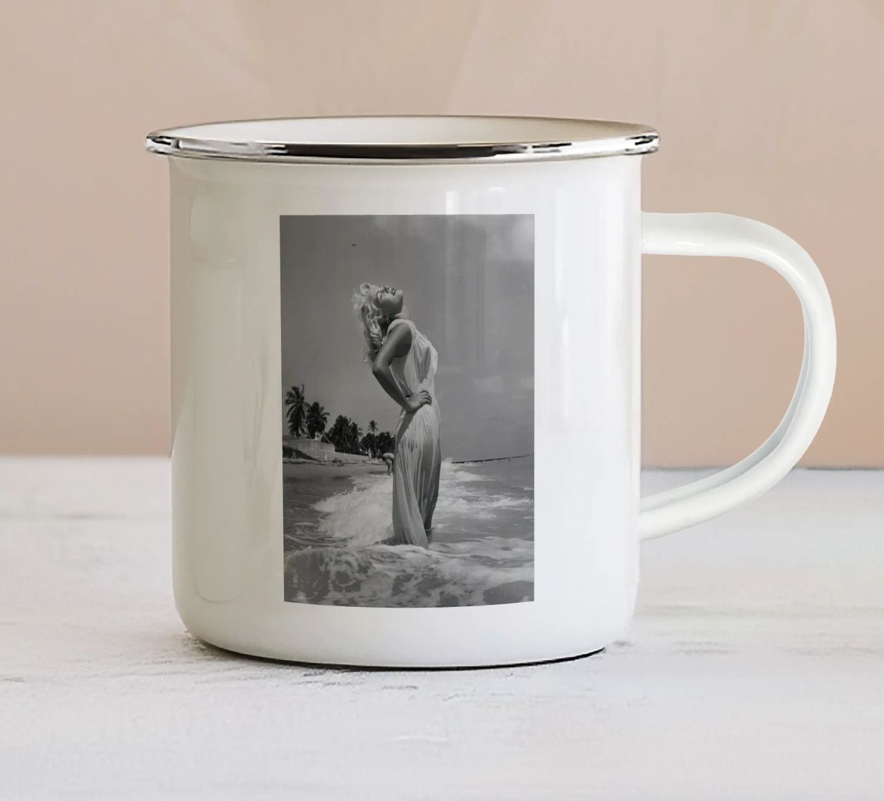 Ragazza da spiaggia tazza in smalto da Cosmos Studio