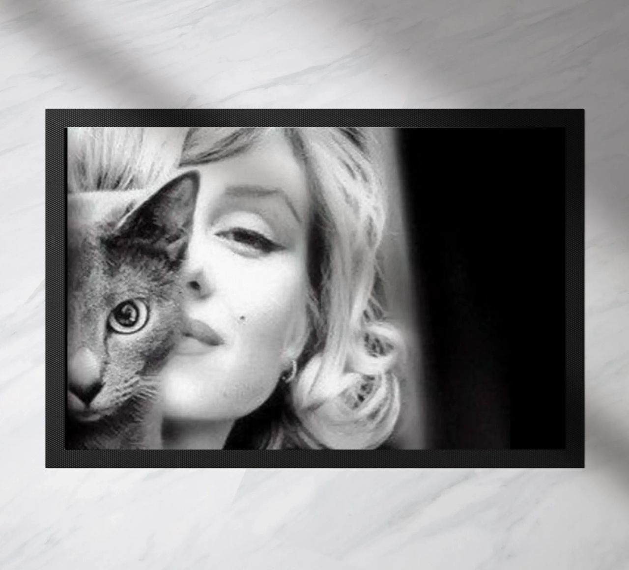 Ragazza con gatto zerbino da Cosmos Studio