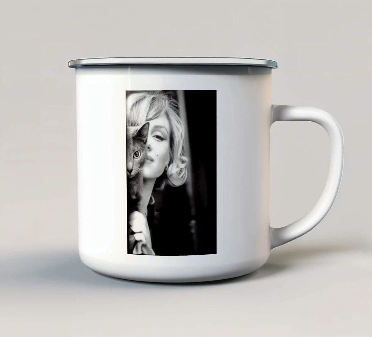 Ragazza con gatto tazza in smalto da Cosmos Studio