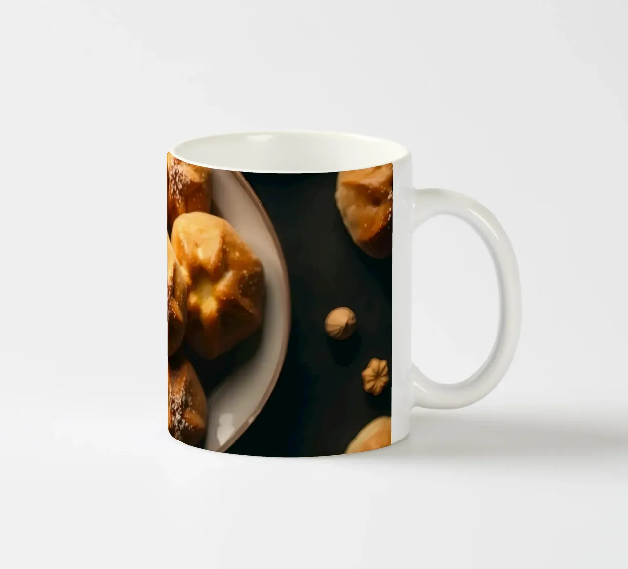 Leckere Backwaren auf einem Tisch mit dekorativen Elementen Keramik Tasse von DesignDoodle