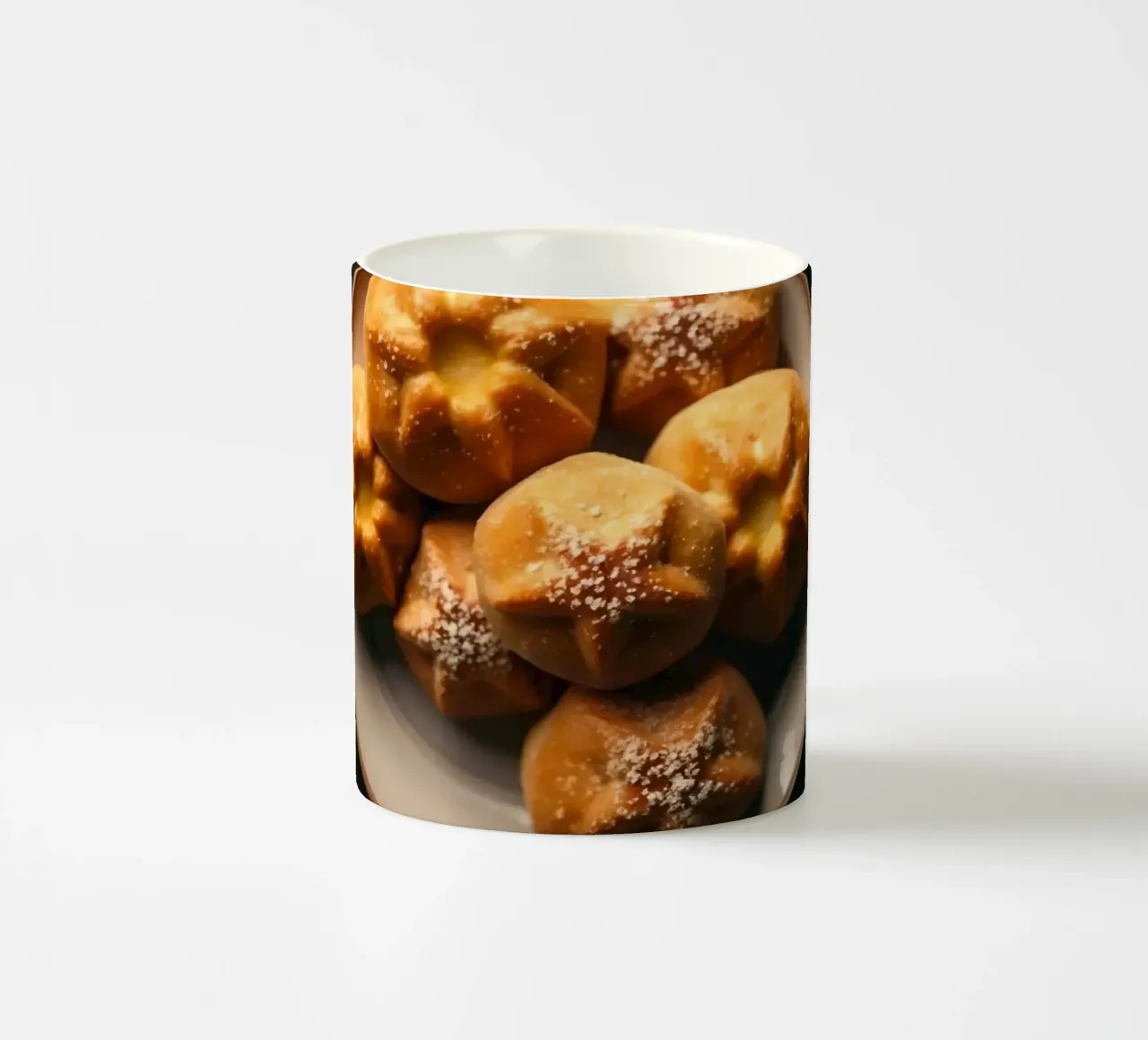 Leckere Backwaren auf einem Tisch mit dekorativen Elementen Keramik Tasse von DesignDoodle
