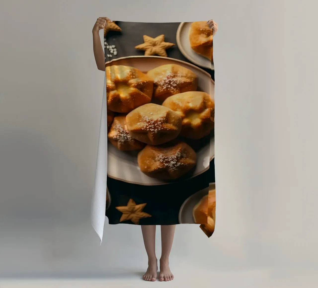 Leckere Backwaren auf einem Tisch mit dekorativen Elementen Strandtuch von DesignDoodle