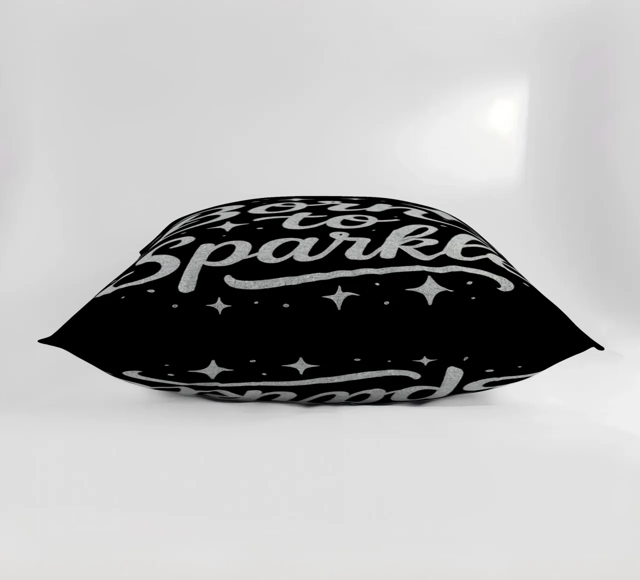 Messaggio "Born to sparkle" (nato per brillare) in lettere d'argento lucido cuscino da DesignDoodle