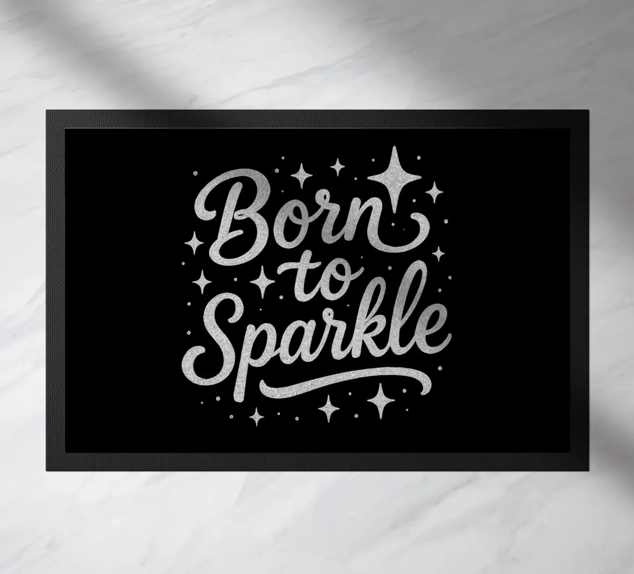 Messaggio "Born to sparkle" (nato per brillare) in lettere d'argento lucido zerbino da DesignDoodle