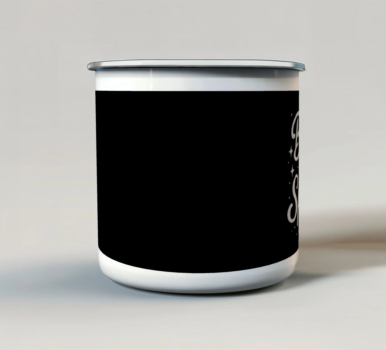 Messaggio "Born to sparkle" (nato per brillare) in lettere d'argento lucido tazza in smalto da DesignDoodle