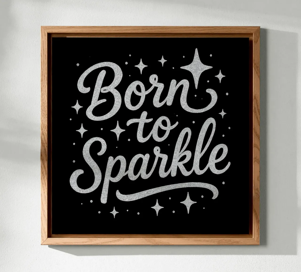 Messaggio "Born to sparkle" (nato per brillare) in lettere d'argento lucido alluminio dibond da DesignDoodle