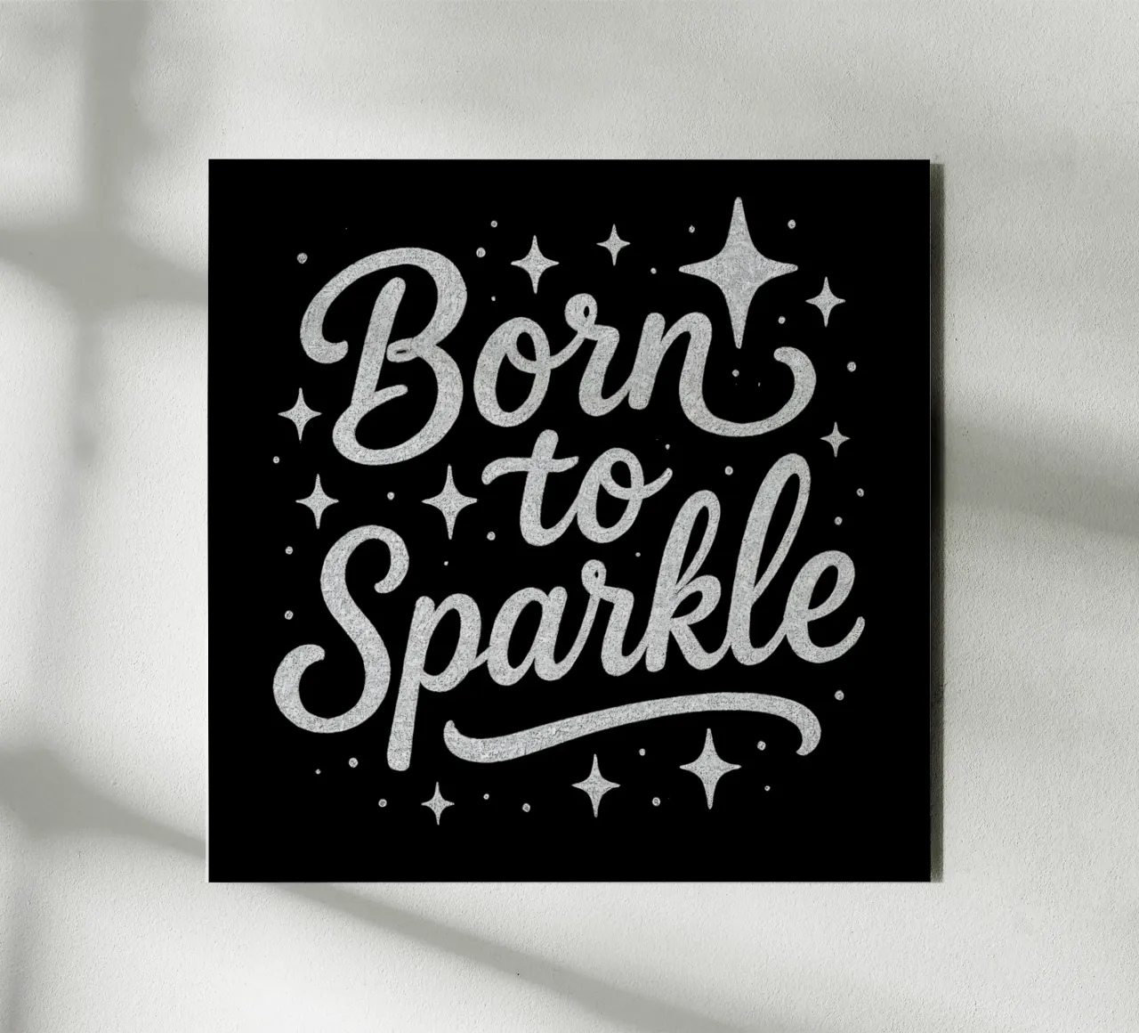 Messaggio "Born to sparkle" (nato per brillare) in lettere d'argento lucido alluminio dibond da DesignDoodle